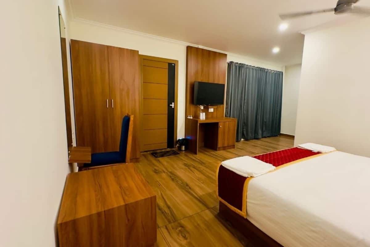 Super Deluxe Cottage | Premium bedding, down duvets, pillow-top beds, desk