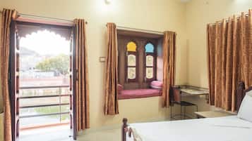 1 habitación, caja de seguridad en la habitación y escritorio