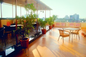 Outdoor dining - Hotel H R Palace (Jaipur)