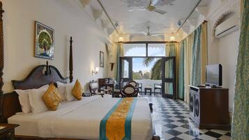 Premium bedding, in-room safe, desk, laptop workspace