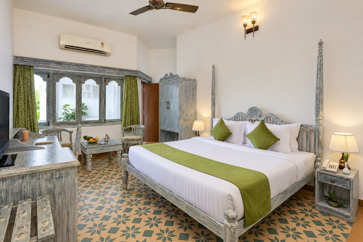 Luxury Room, Garden View | Premium bedding, in-room safe, desk, laptop workspace
