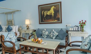 Majestic Lake view Suite with balcony | Living area