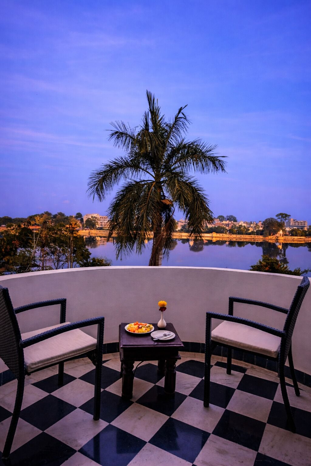 Serene Lake view Suite with balcony | أغطية فراش متميزة وخزنة داخل الغرفة وطراز فريد لكل وحدة ومكتب