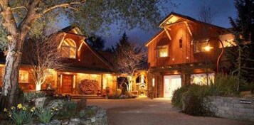 Fachada da propriedade à noite