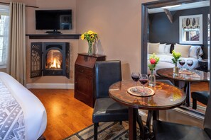 The Juniper, 1 King Bed, Private Bathroom | Egyptian cotton sheets, premium bedding, pillow-top beds - Eden Vale Inn (Placerville)