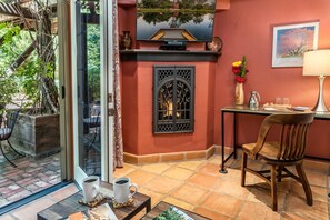 The Cottonwood, 1 King Bed, Private Bathroom | Egyptian cotton sheets, premium bedding, pillow-top beds - Eden Vale Inn (Placerville)