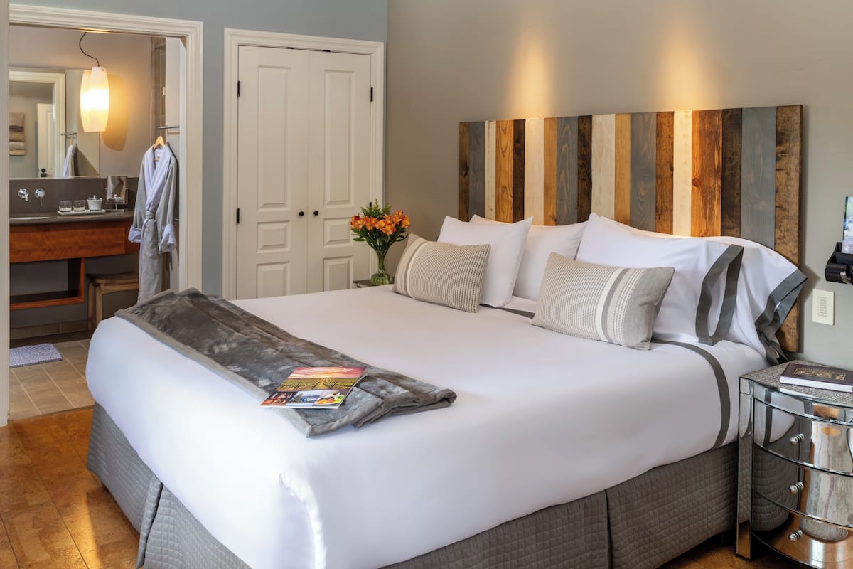 Quarto elite, 1 cama King, banheiro privativo, vista para a montanha | Roupas de cama de algodão egípcio, roupas de cama premium