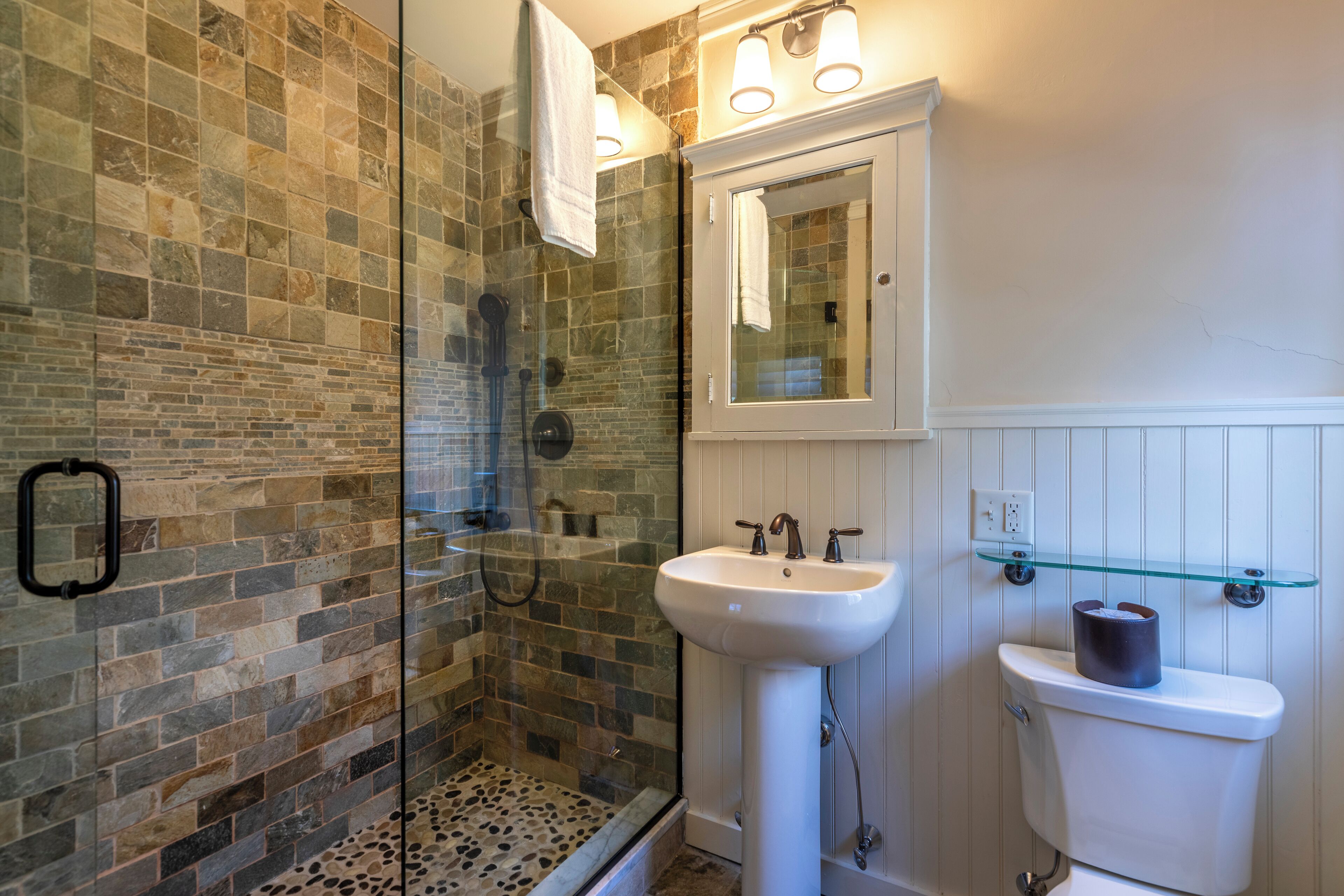 deluxe loft queen | bathroom | shower, free toiletries, towels