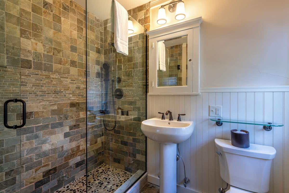 deluxe loft queen | bathroom | shower, free toiletries, towels