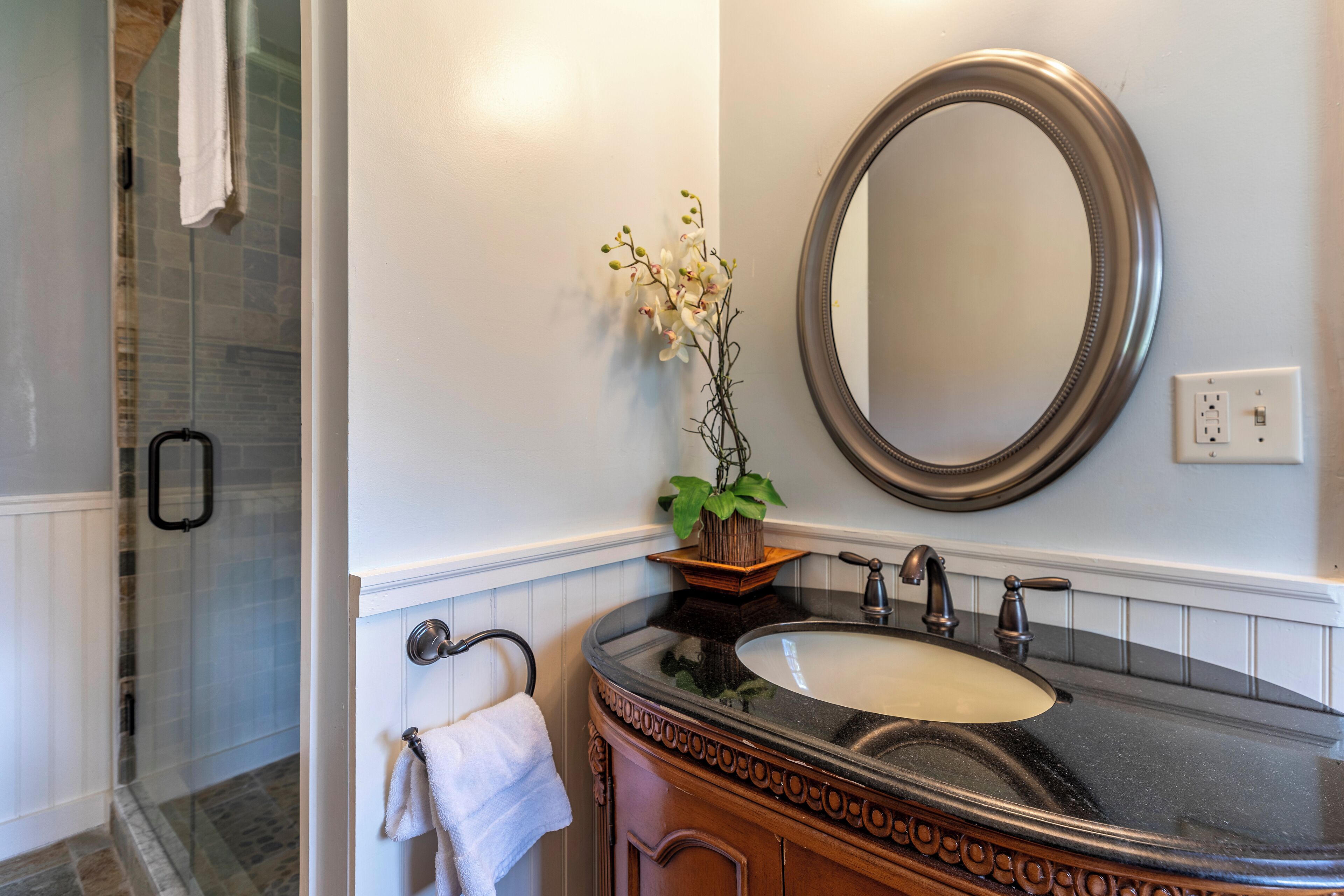 deluxe queen | bathroom | shower, free toiletries, towels