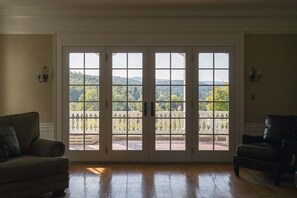 Junior Suite | Aire de séjour | Téléviseur à écran plat de 30 po avec télévision par câble, téléviseur