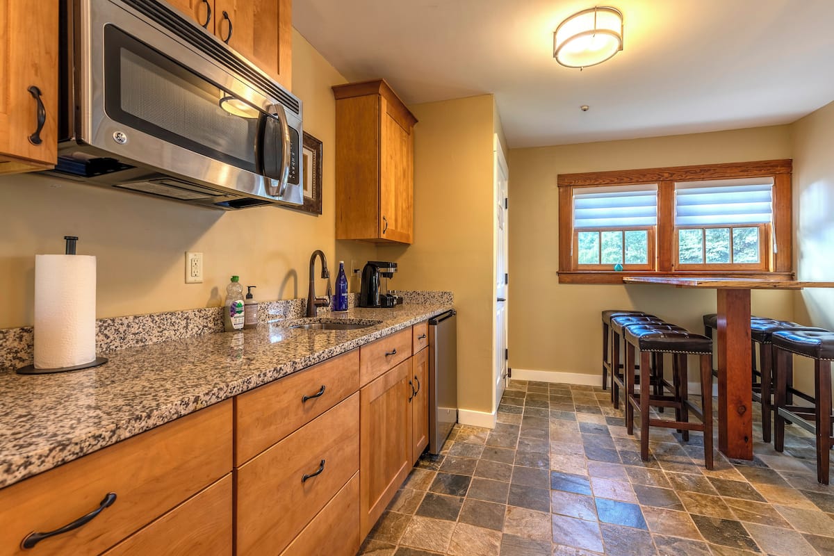 two bedroom apartment | 1 bedroom, premium bedding, iron/ironing board, free wifi