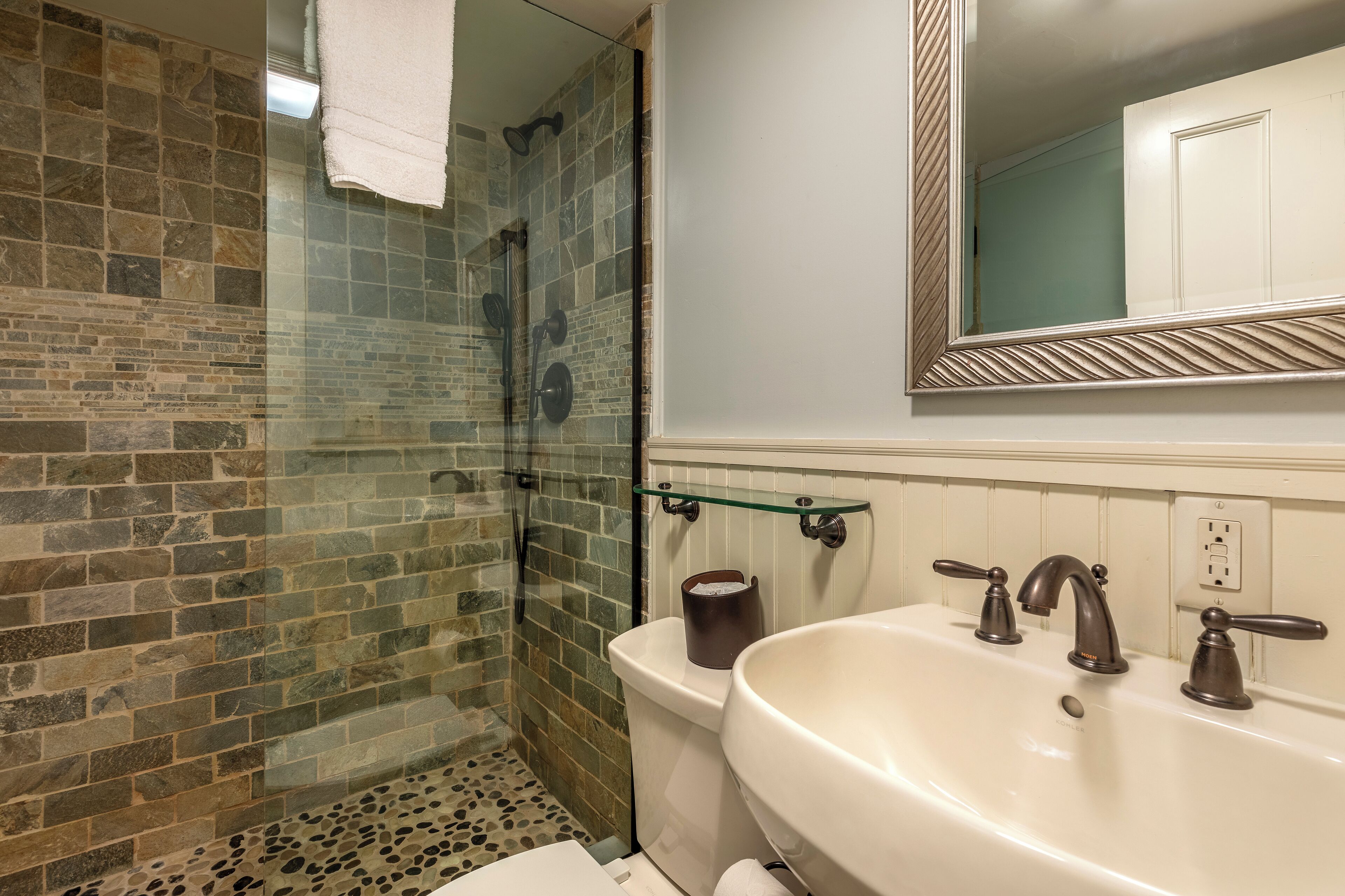 standard king | bathroom | shower, free toiletries, towels