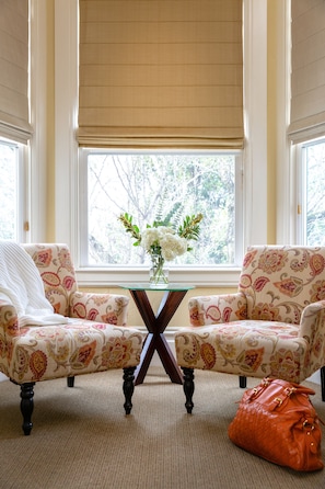 Superior Plaza King | Living area | 30-inch flat-screen TV with cable channels, TV, DVD player