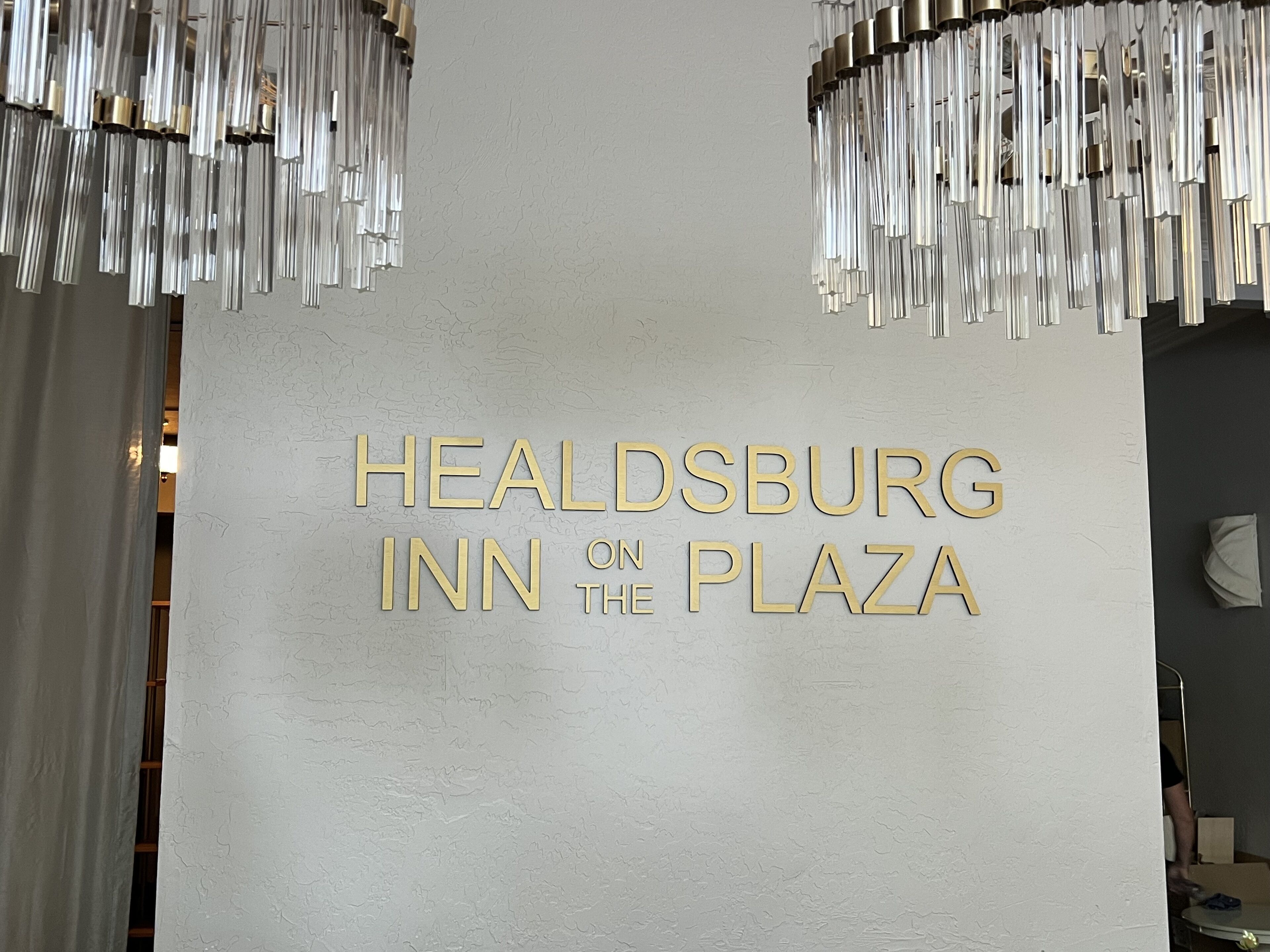 Naamplaatje voor Healdsburg Inn on the Plaza, met een modern ontwerp en hangende lampen.