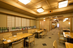 3 restaurants, breakfast served