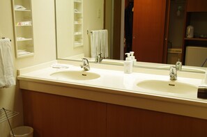 房內夾萬、遮光窗簾/窗簾、免費 Wi-Fi、床單