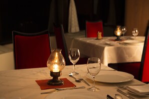 3 restaurantes, é servido café da manhã