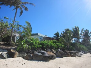 Beach nearby - Raina Holiday Accommodation (Rarotonga)