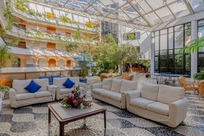Lobby sitting area - Muthu Oura Praia Hotel (Albufeira)