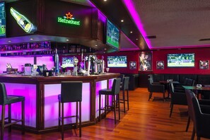 6 bars/lounges, poolside bar - Muthu Oura Praia Hotel (Albufeira)