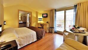 Literie hypoallergénique, couette en duvet, minibar, coffre-fort