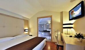 Hypo-allergenic bedding, down comforters, minibar, in-room safe