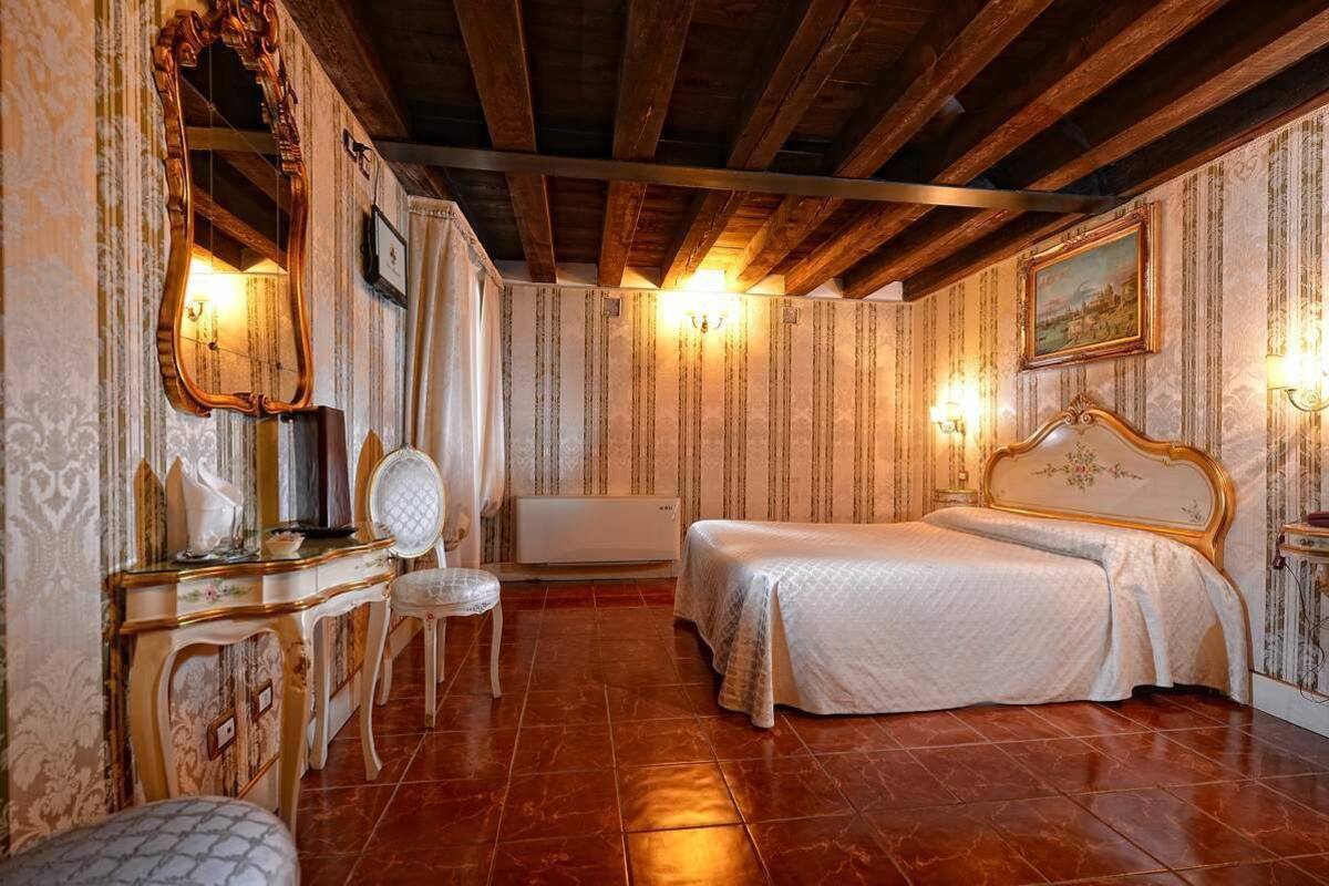 Une chambre comprenant un lit, une coiffeuse avec un miroir, une chaise et un radiateur fixé au mur.