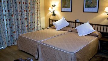 セーフティボックス (室内)、デスク、ベビーベッド、WiFi (無料)