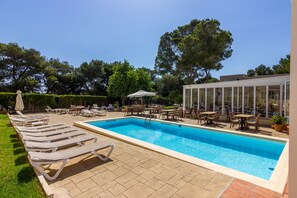 Outdoor pool, sun loungers - Bluewater Hotel (Ses Salines)