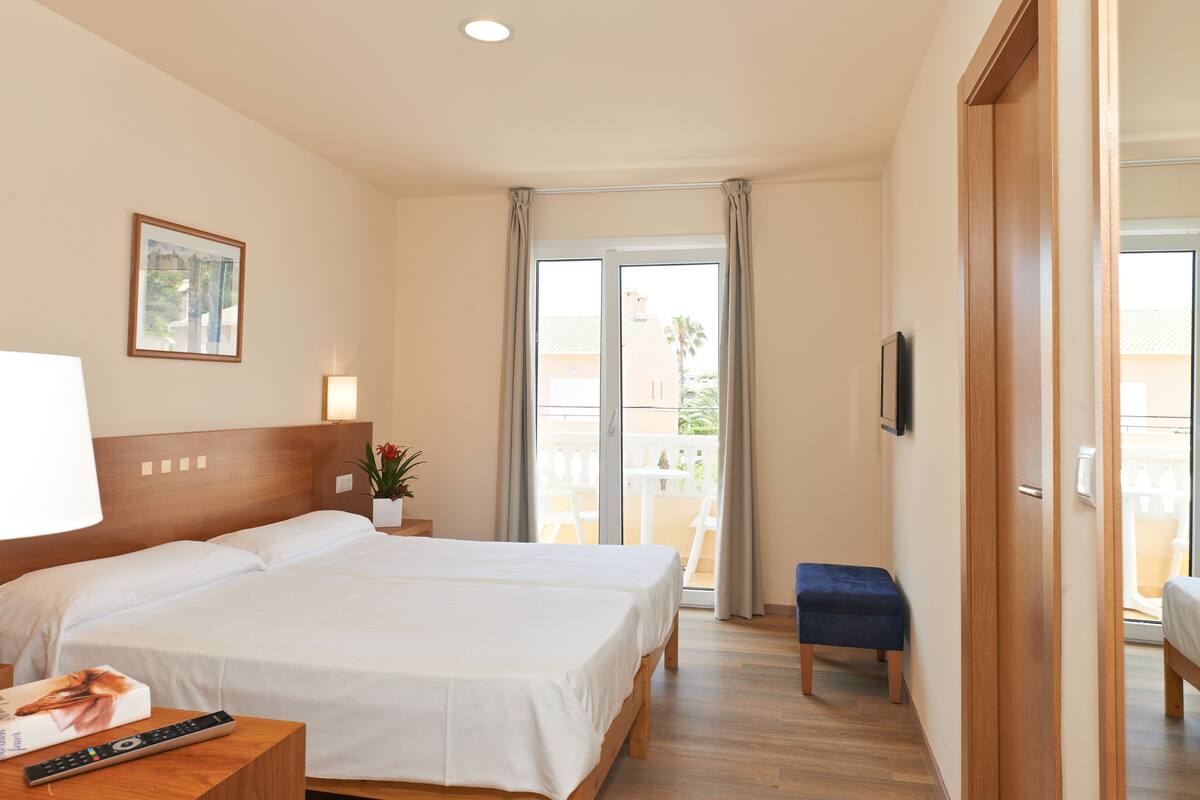 2 bedrooms, in-room safe, desk, soundproofing