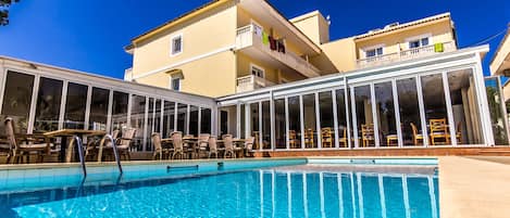 Außenpool, Liegestühle