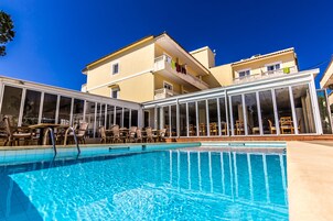 Outdoor pool, sun loungers