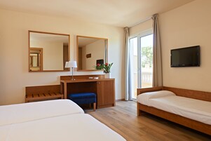 Double Room, Balcony | 2 bedrooms, in-room safe, desk, soundproofing