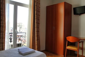 Egyptian cotton sheets, premium bedding, in-room safe, desk - Hostal Luis XV (Madrid)