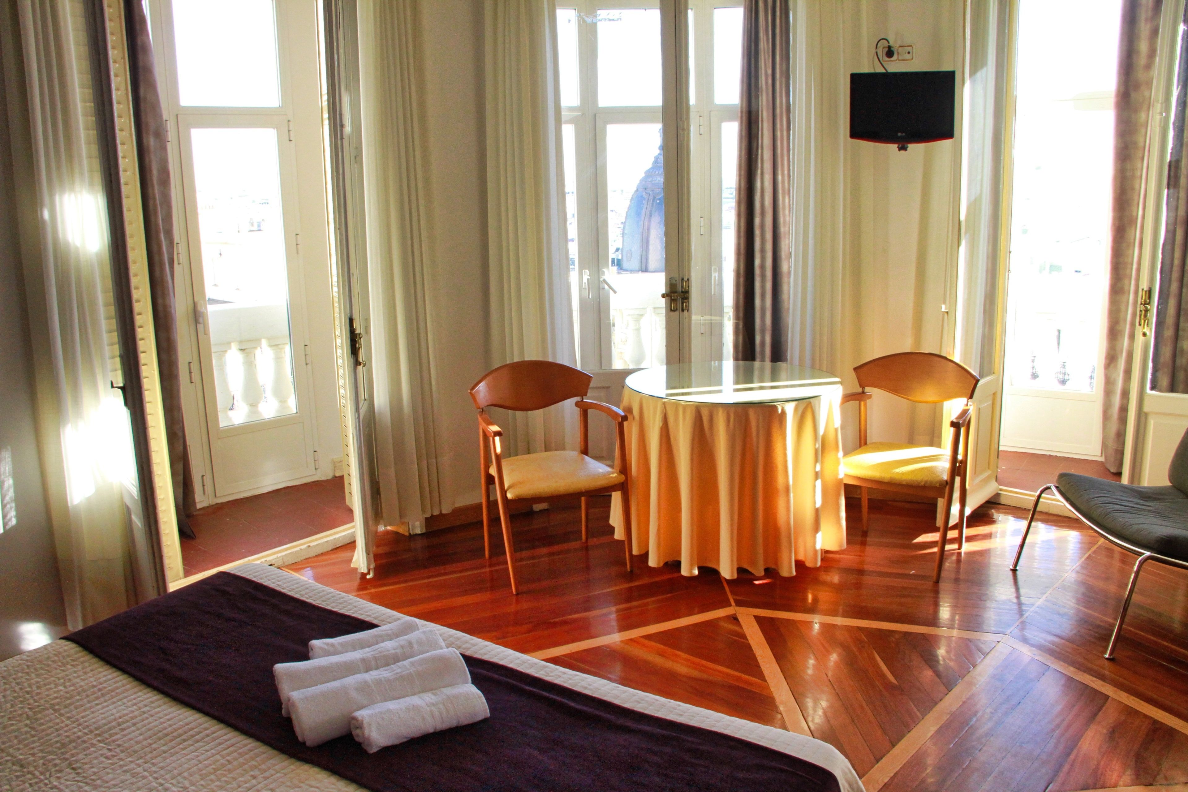 Gran Via Corner | Egyptian cotton sheets, premium bedding, in-room safe, desk