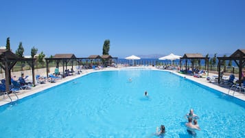 3 outdoor pools, pool umbrellas, pool loungers