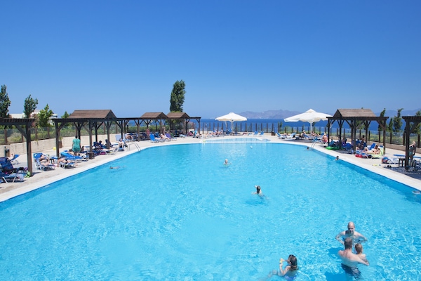 3 outdoor pools, pool umbrellas, sun loungers
