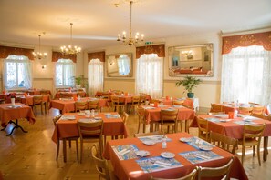 Café da manhã com buffet todos os dias (CHF 19 por pessoa) 