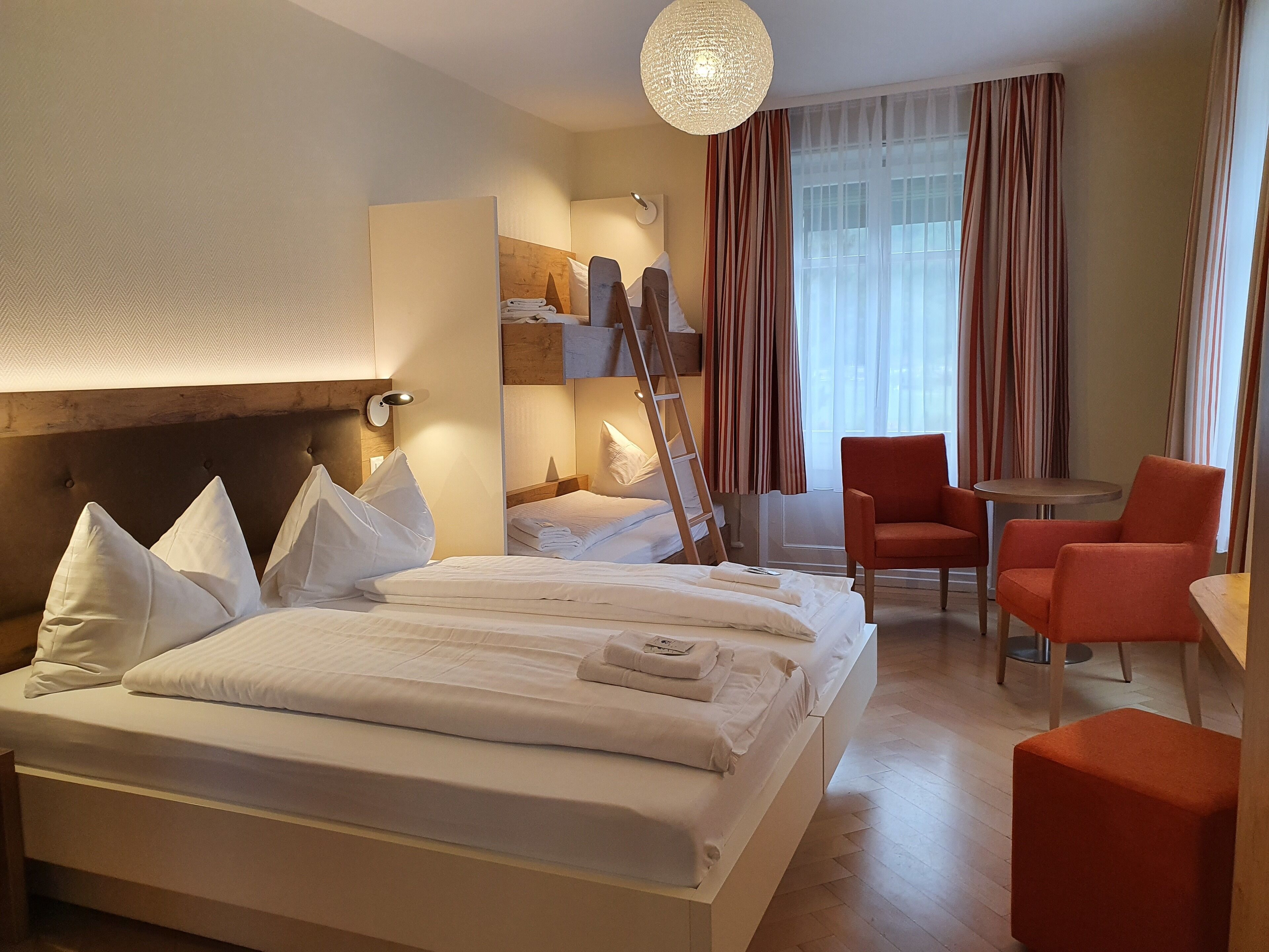 ห้องสแตนดาร์ดสำหรับสี่ท่าน | บริเวณนั่งเล่น | ทีวีจอแอลซีดี