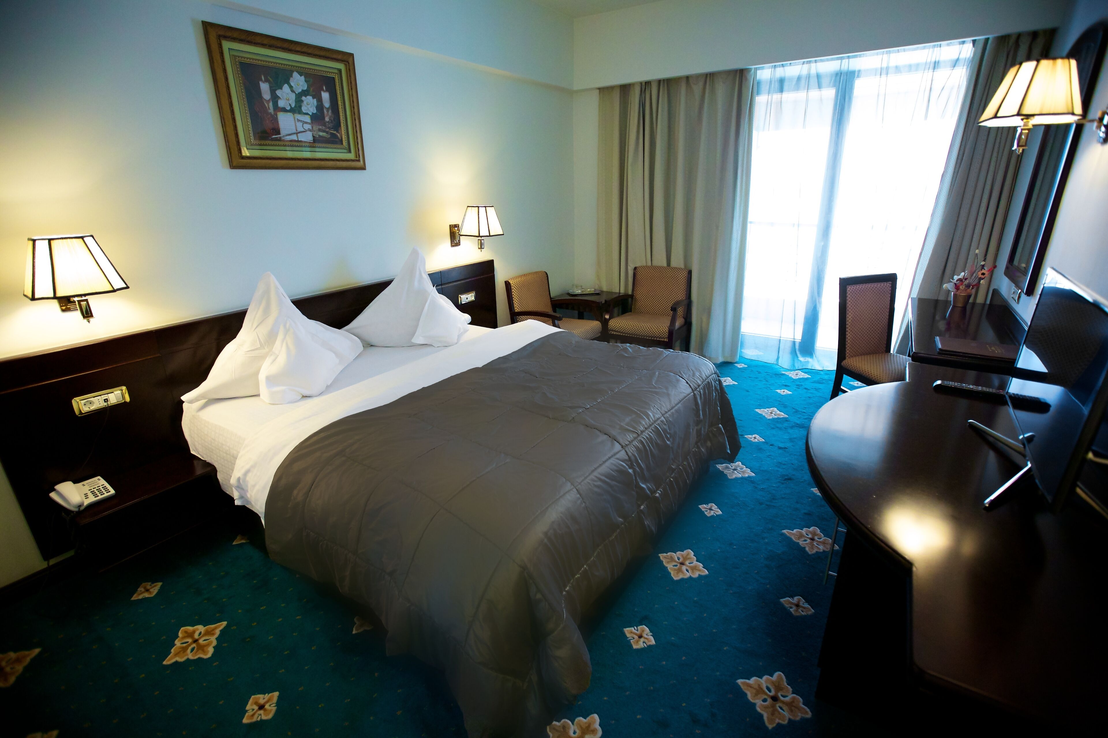 高級雙人房 | 迷你吧、客房內保險箱、書桌、無線上網