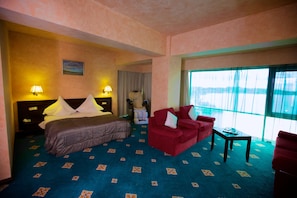 غرفة ديلوكس مزدوجة | ميني بار وخزنة داخل الغرفة ومكتب وواي فاي