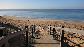 Pantai di sekitar dan pasir putih