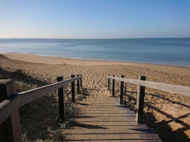 Una playa cerca, arena blanca