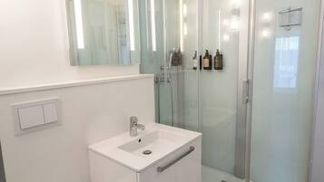 Superior Double Room | Bathroom | Shower, free toiletries, hair dryer, towels