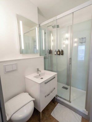 Habitación doble superior | Baño | Ducha, artículos de higiene personal gratuitos y secador de pelo