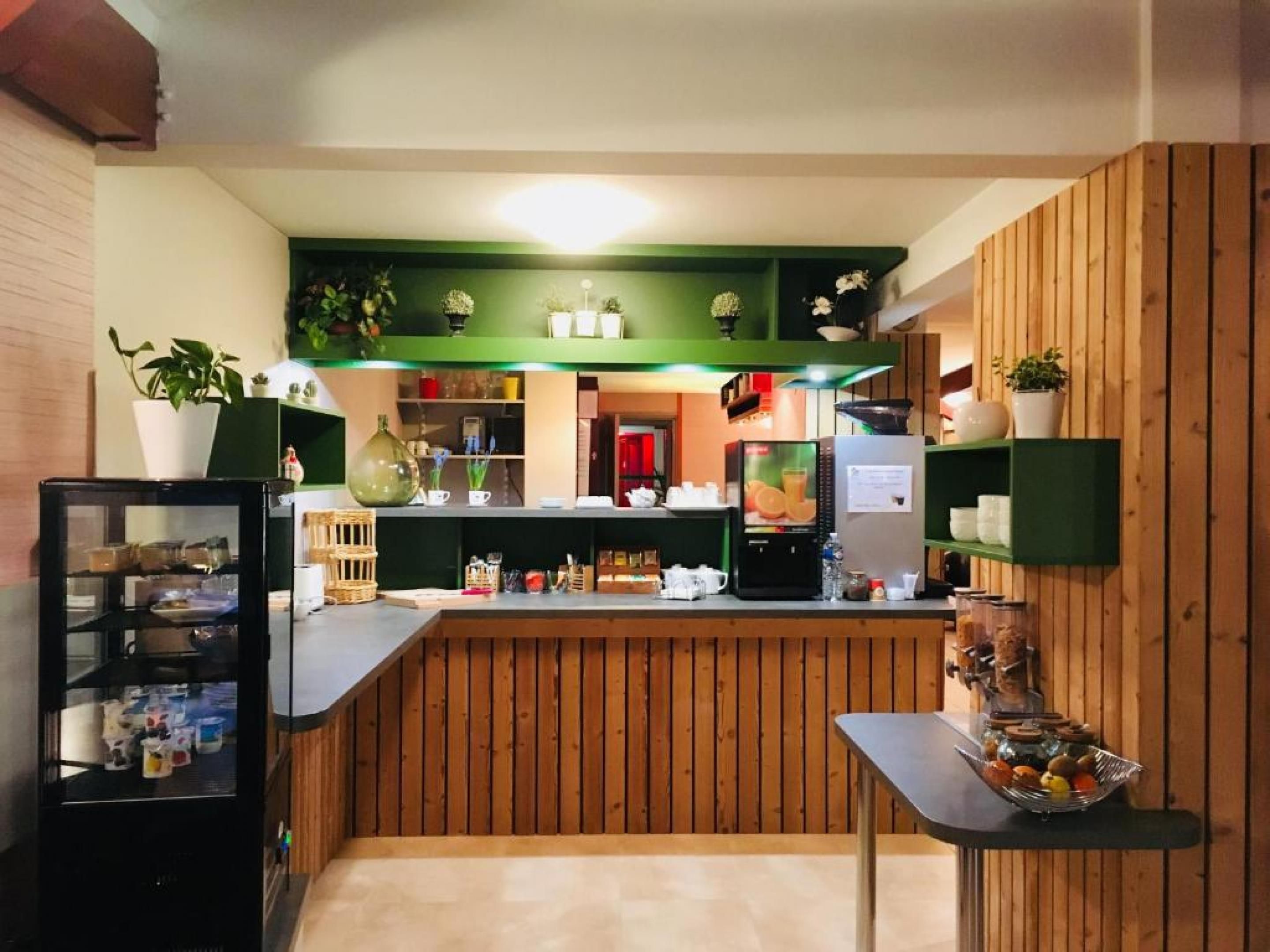 Egy modern konyha, melynek jellemzői a fa borítás, a központi sziget és a különböző konyhai eszközök.
