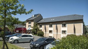Een hotel met een restaurant genaamd "La Tour" en een bord met "Delton's Home".