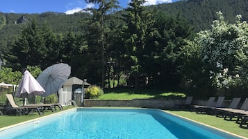 Piscina stagionale all'aperto, ombrelloni da piscina, lettini