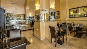 Un restaurante con barra, varias mesas y sillas, y un mostrador con la carta.